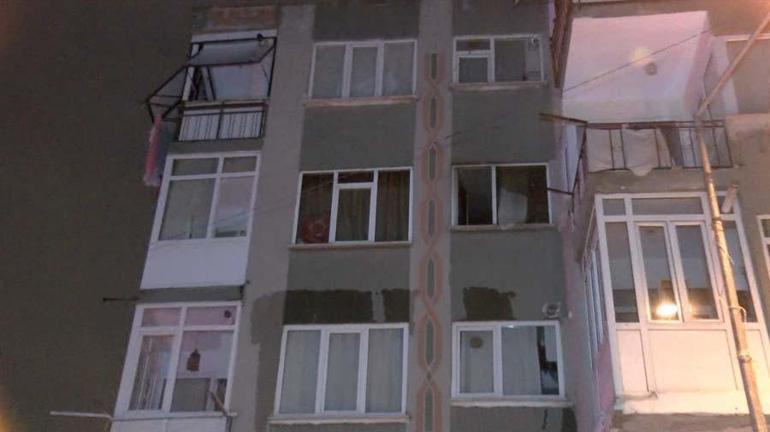 Bakırköy’de korkutan yangın: Evde mahsur kalan 2 kişiyi itfaiye ekipleri kurtardı
