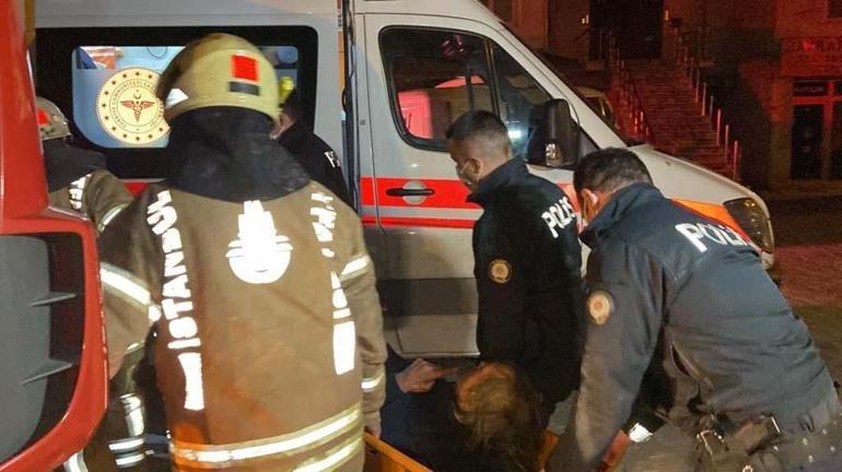 Bakırköy’de korkutan yangın: Evde mahsur kalan 2 kişiyi itfaiye ekipleri kurtardı