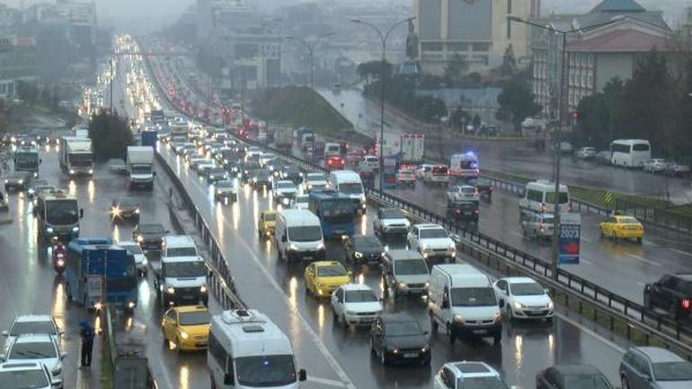 İstanbulda yağmur trafiği etkiledi