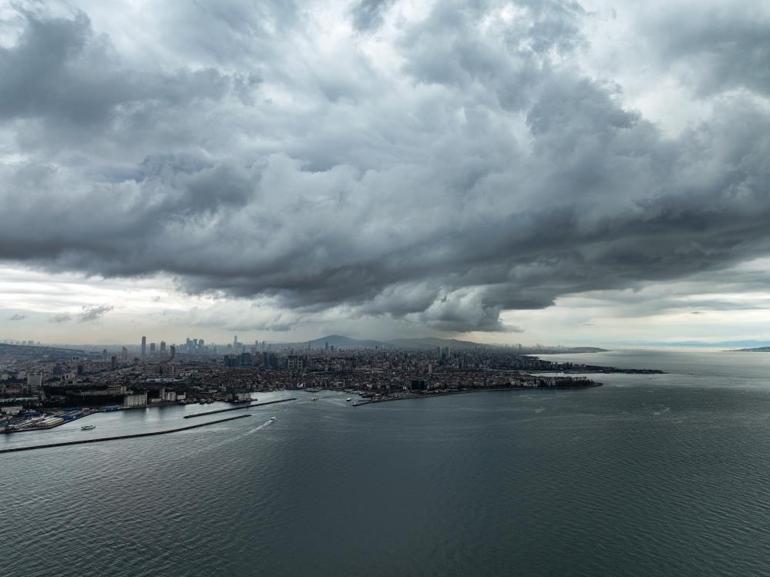 İstanbul’u kara bulutlar kapladı