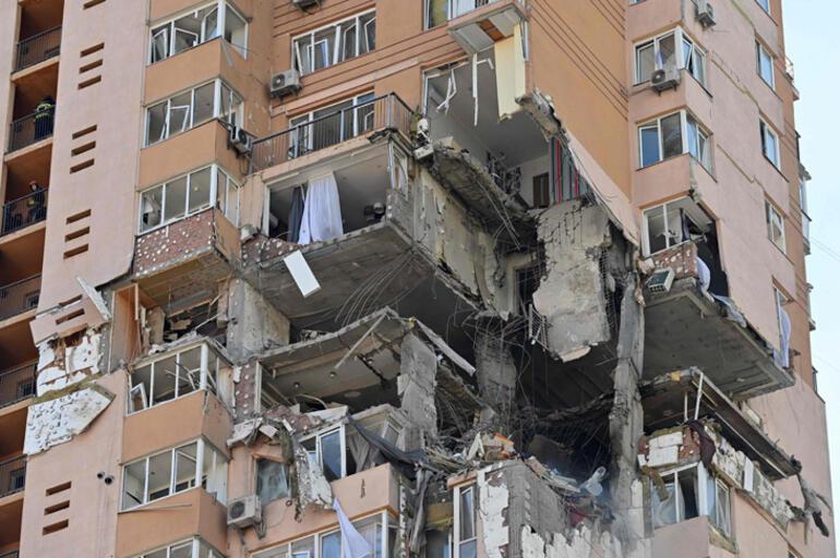 Rus füzesi Kiev’de 26 katlı binayı vurdu Görüntüler dünyayı şok etti...