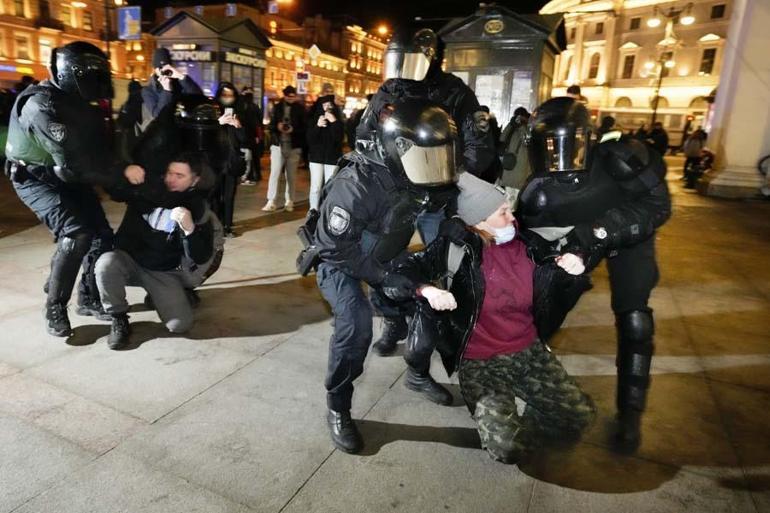 Rusyada şok görüntüler Savaşa haır diyen çocukları tutukladılar...