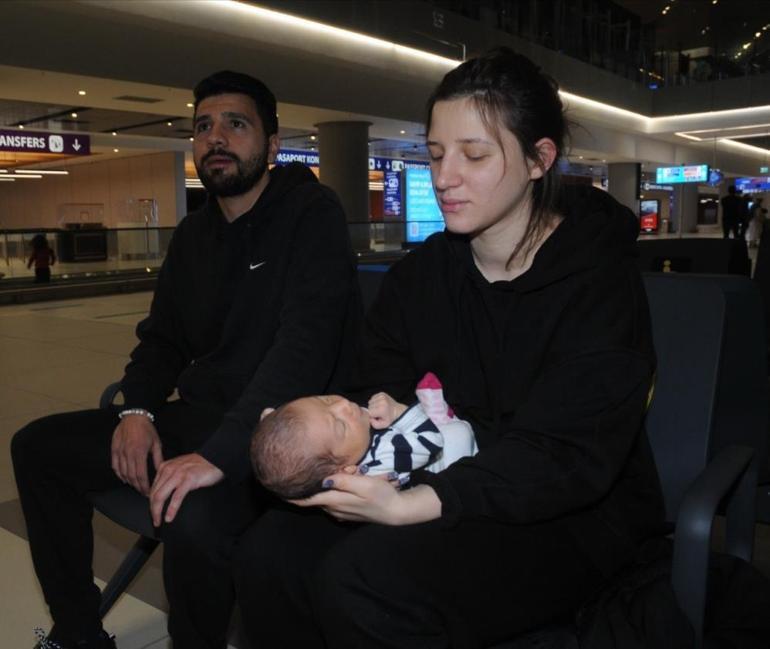 Savaştan üç saat önce doğan bebek ailesiyle birlikte yurda döndü