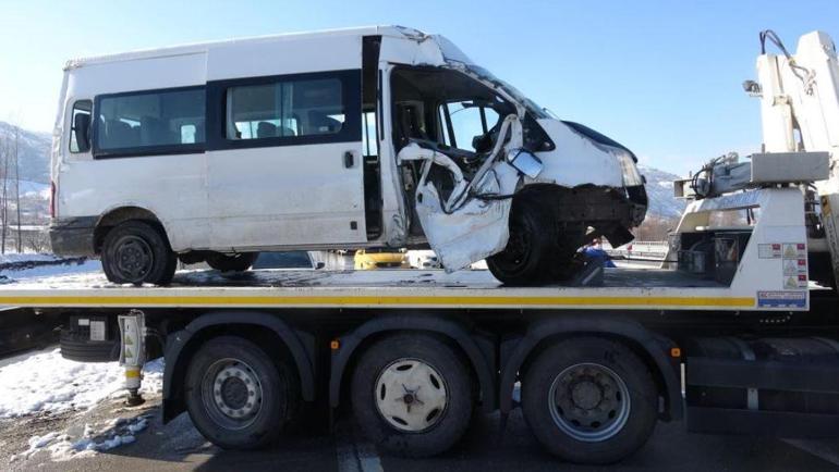 Buzlanan yolda askeri personeli taşıyan servis devrildi: 1 asker şehit oldu, 3 yaralı