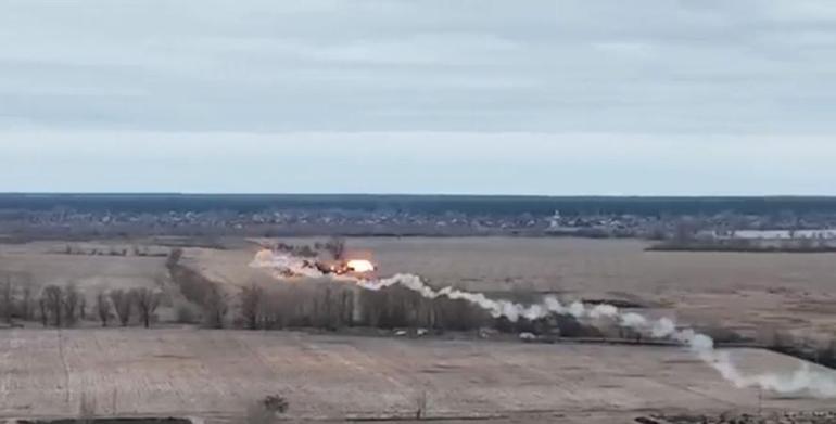 Rusya bombalıyor, Ukrayna direniyor Savaş bölgesinden son dakika gelişmeleri...  Havalimanı tamamen kullanılmaz hale geldi