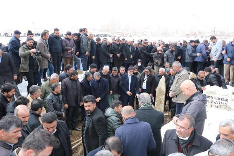 Pinyanişi aşireti lideri Osman Zeydan hayatını kaybetti Cenazesine akın ettiler