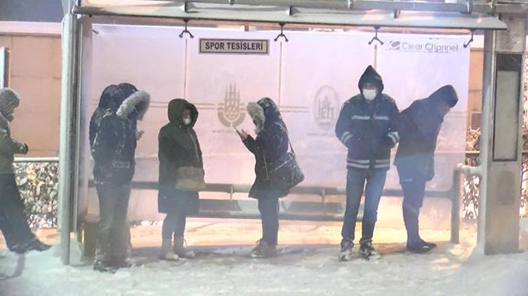 Son dakika İstanbula kar nedeniyle otogarlardan çıkış durduruldu  Araçlar yolda kaldı...