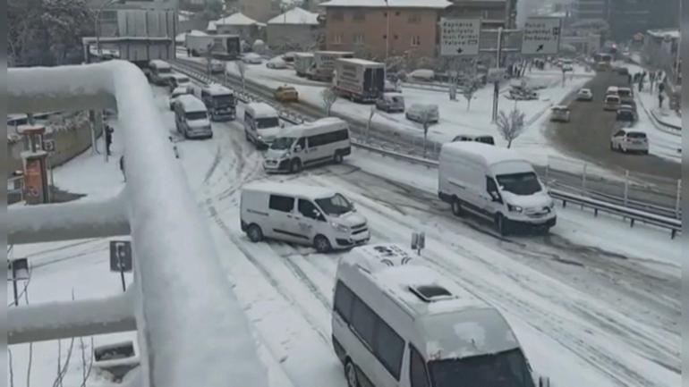 Son dakika İstanbula kar nedeniyle otogarlardan çıkış durduruldu  Araçlar yolda kaldı...