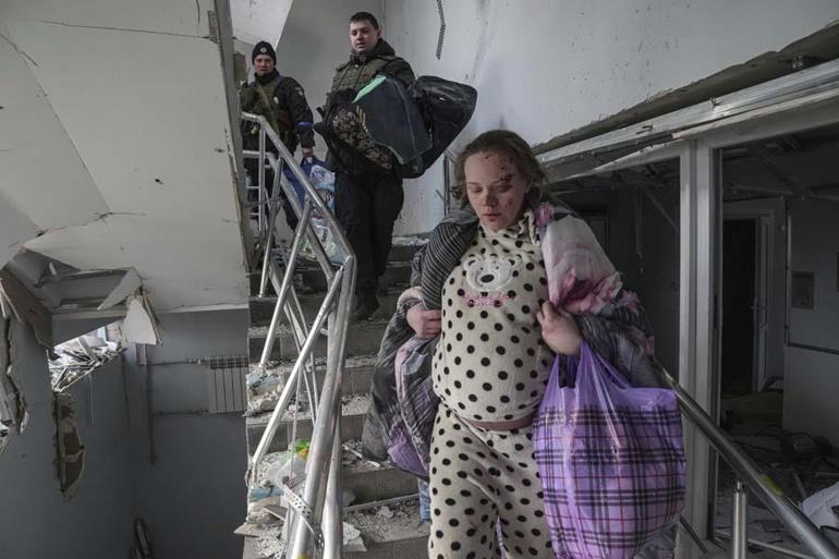 Rusya bombalanan hastaneden kurtulan kadını hedefe koydu Mariana Vishegirskaya tek fotoğrafla savaşın sembolü olmuştu...