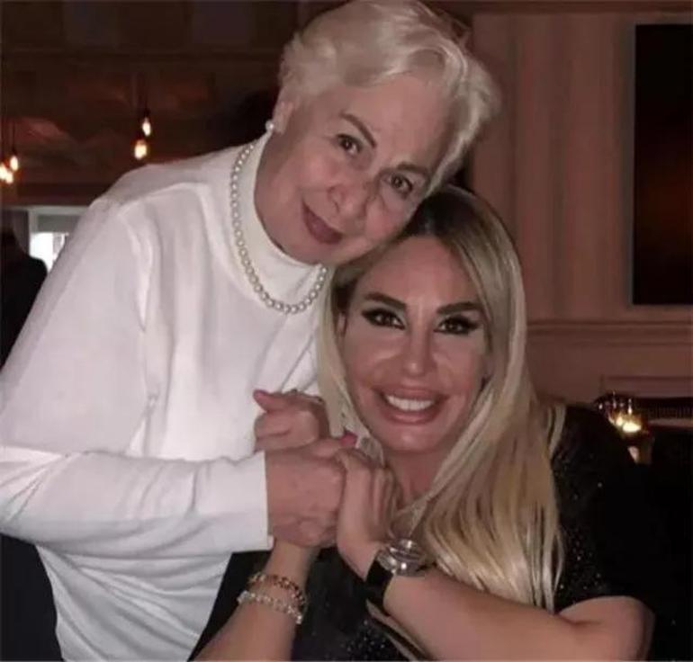 Ünlü şarkıcı Linetin annesi hayatını kaybetti