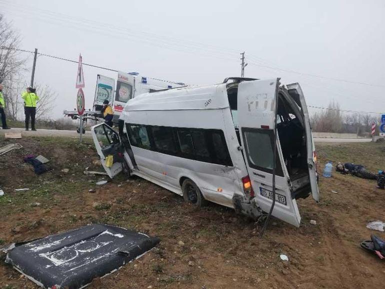 Tarım işçilerini taşıyan minibüs kontrolden çıktı Çok sayıda yaralı var