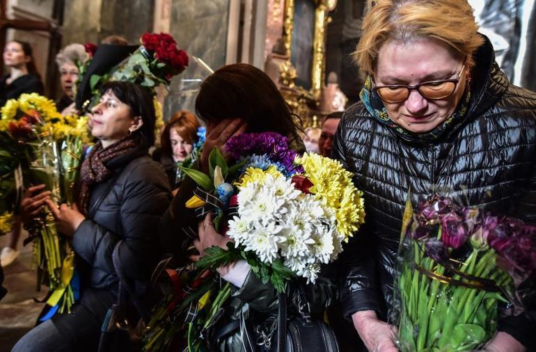 Ukraynalı askerin cenazesini diz çökerek uğurladılar