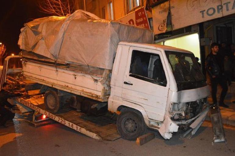 Kamyonet hediyelik eşya dükkanına girdi: 5 yaralı