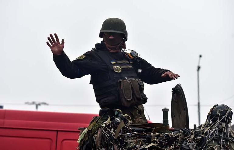 Ukrayna’da halk cepheden dönen tankları sevgiyle karşıladı