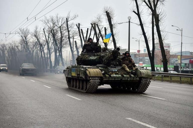 Ukrayna’da halk cepheden dönen tankları sevgiyle karşıladı