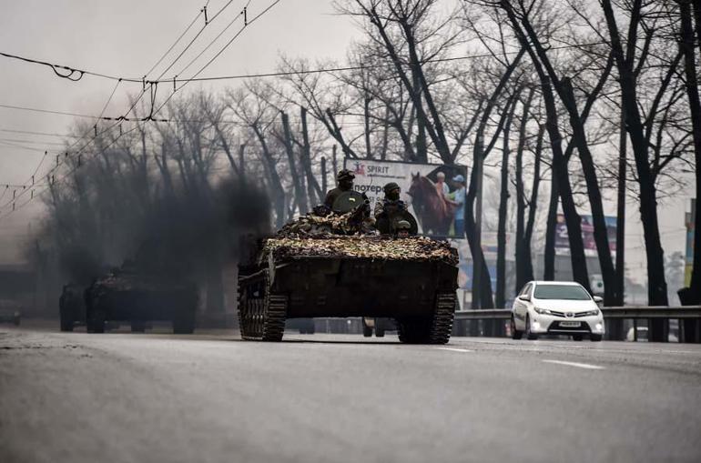 Ukrayna’da halk cepheden dönen tankları sevgiyle karşıladı