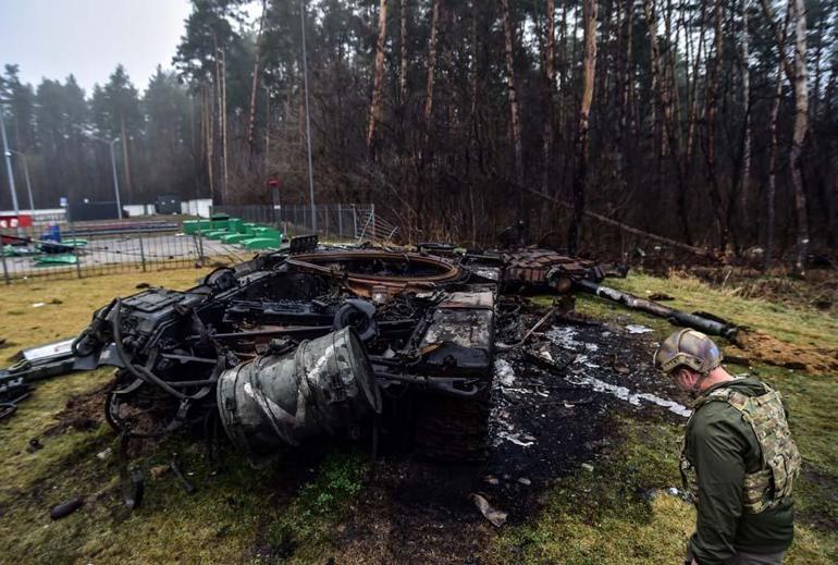 Kiev yakınlarında imha edilen Rus tankı görüntülendi