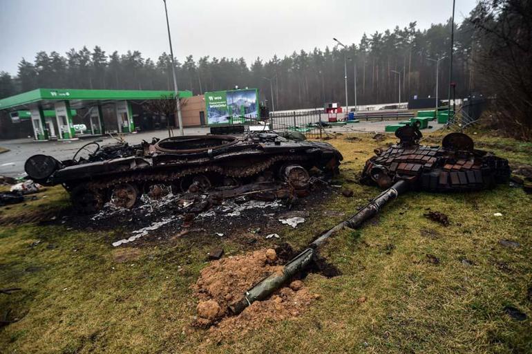 Kiev yakınlarında imha edilen Rus tankı görüntülendi