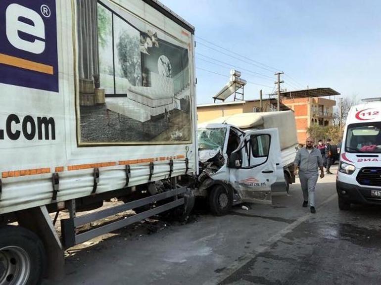 Kamyonet park halindeki kamyona çarptı: 11 yaralı