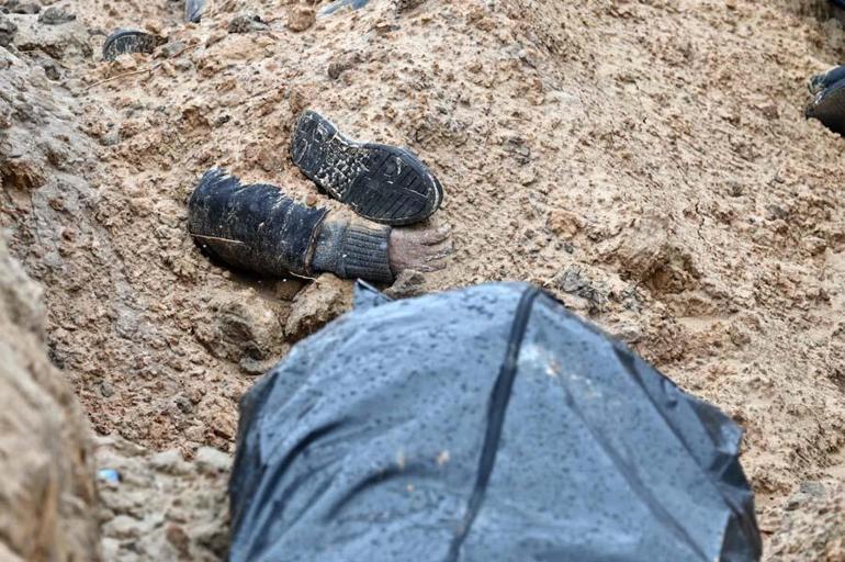 Ayrıca Venediktova, kurtarılan bölgelerin her karesinde çalışmaların yapıldığını belirterek, adli müfettiş, patlayıcı madde teknisyenleri, kinoloji uzmanları, adli tıp uzmanları ve doktorların da saha incelemelerinde yer aldığını ifade etti. Ukrayna Acil Durumlar Servisi ekiplerinin de çalışmalara liderlik ettiğini belirten Venediktova, Düşmanlar kasaba ve köyleri mayınladı, çok sayıda patlamamış mühimmat kaldı dedi.