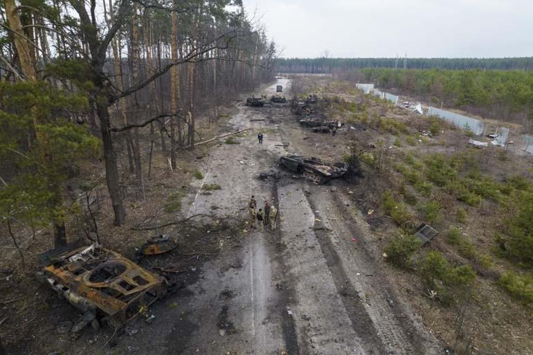 Rusya’nın Ukrayna’ya yönelik 24 Şubat’ta başlattığı saldırılarında, Rus ordusu bazı bölgelerden çekilirken bazı bölgelerde de askeri varlığını arttırıyor. Rus ordusunun çekildiği Bucha, Irpin, Vorzel ve Gostomel gibi Kiev bölgesinde bulunan şehirlerde arama çalışmalarını yürüten Ukrayna Acil Durumlar Servisi yaptığı açıklamada, 4,3 hektarlık bölgenin ve 21 kilometrelik karayolunun 58 personel ve 18 teknik araçla arandığını, yapılan aramalar sonucunda 4 bin 997 bombanın bulunduğunu ve bunların daha sonra güvenli bir şekilde imha edileceğini duyurdu.