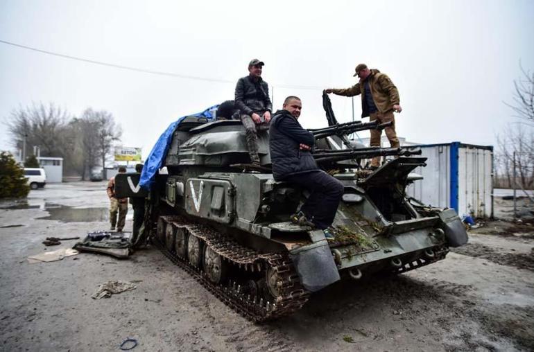 Rusların bıraktığı tanklar Kieve getiriliyor