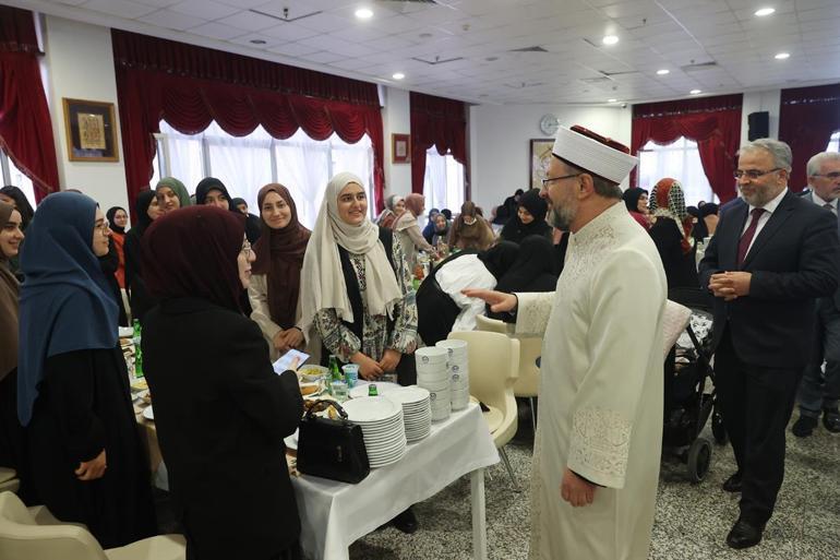 Diyanet İşleri Başkanı Erbaş, gençlerle iftar yaptı