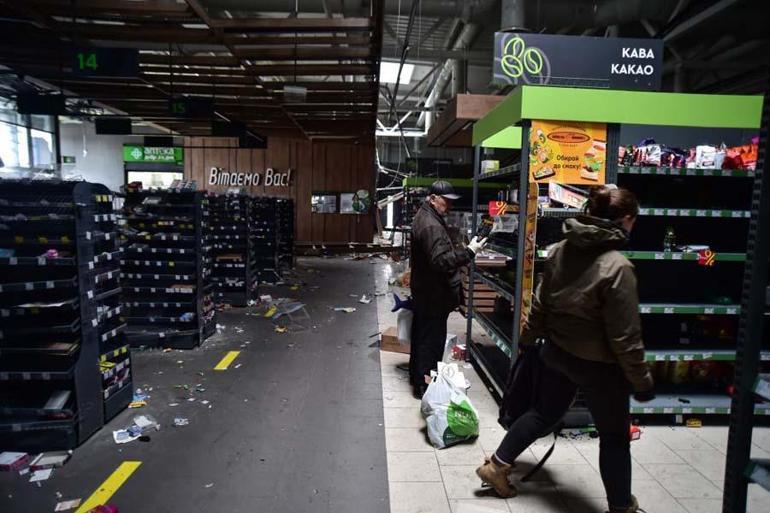 Bucha sakinleri Rus saldırılarının hedefi olan markette bozulmamış ürün aradı