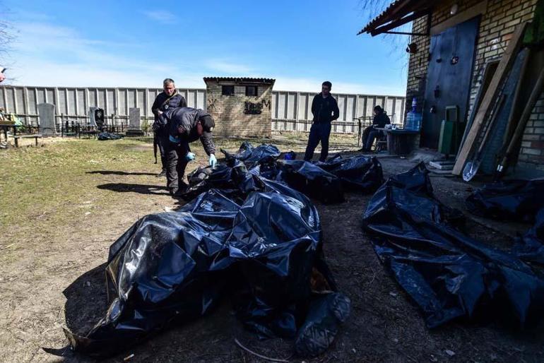 Bucha sokaklarında onlarca sivilin cansız bedeni defnedilmeyi bekliyor