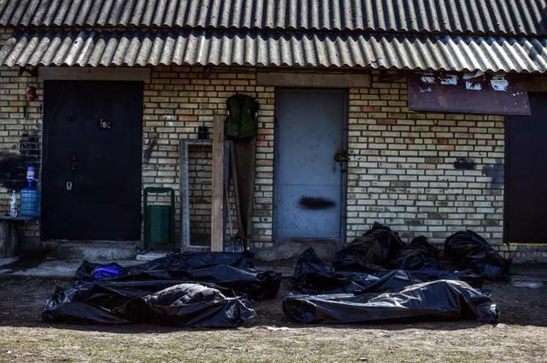 Bucha sokaklarında onlarca sivilin cansız bedeni defnedilmeyi bekliyor