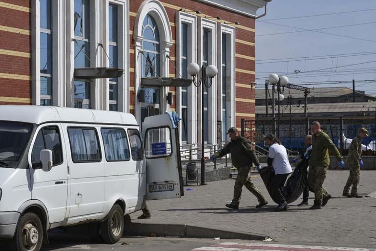 Rusya ordusunun Ukrayna'nın Donetsk bölgesinde bulunan Kramatorsk şehrinde tahliyeleri bekleyen sivillerin bulunduğu tren istasyonuna gerçekleştirdiği saldırının bilançosu arttı. Ukrayna İstihbarat Servisi (SBU) Sözcüsü Artem Dehtyarenko yaptığı açıklamada, saldırı sonucu hayatını kaybedenlerin sayısının 39'a yükseldiğini, 4’ünün çocuk olduğunu bildirdi.