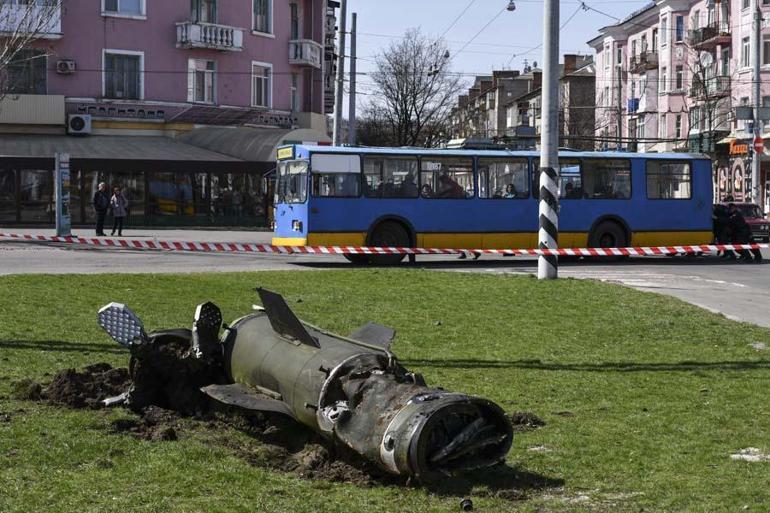Ukrayna’nın Kramatorsk kentindeki tren istasyonuna gerçekleştirilen füzeli saldırıda 4'ü çocuk, 39 kişi hayatını kaybederken, 100'den fazla kişi de yaralandı. Ukrayna tarafı saldırıdan Rusya'yı sorumlu tutarken, Rusya'dan yanıt gecikmedi. Rusya Savunma Bakanlığı, Kiev yönetiminin Rusya'nın tren istasyonuna füze saldırısı düzenlediği yönündeki açıklamaları yalanladı ve saldırıyı Ukrayna'nın gerçekleştirdiğini iddia etti. Açıklamada, \