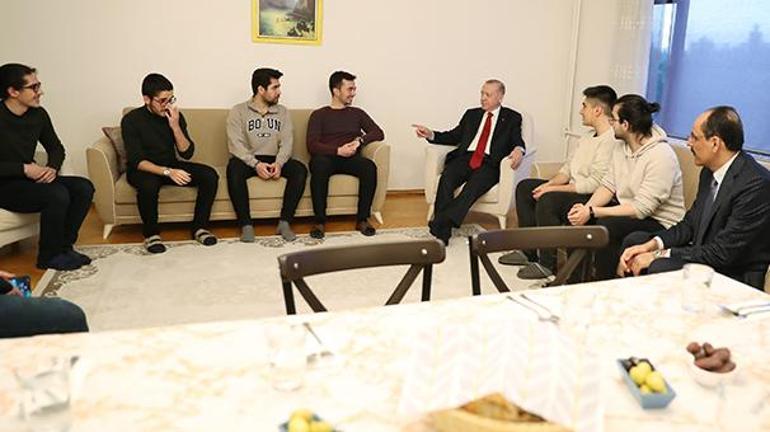 Cumhurbaşkanı Erdoğan, iftarını konuk olduğu öğrenci evinde yaptı