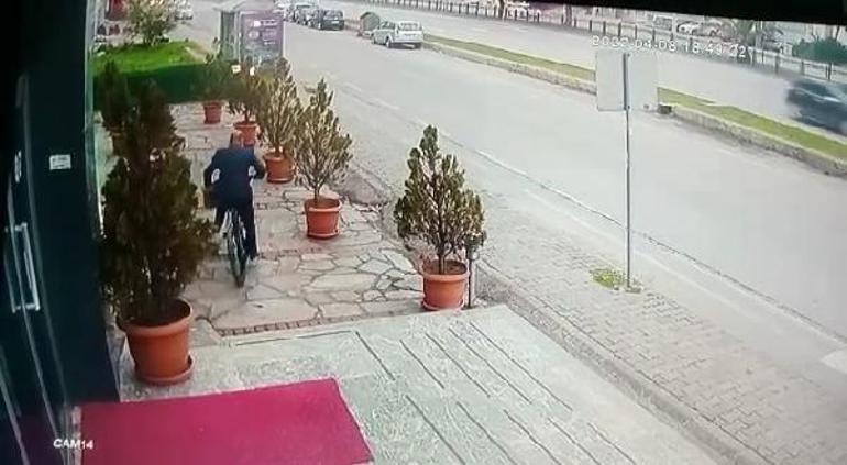 Takım elbiseli hırsız herkesi şaşırttı Bisiklete atladı gitti