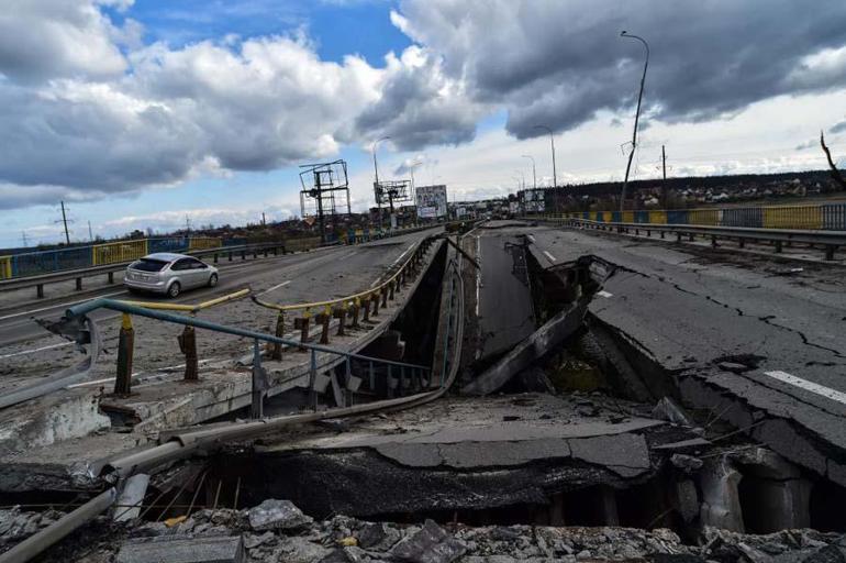 Rus askerlerinin çekildiği Gostomel’de geriye bir enkaz kaldı