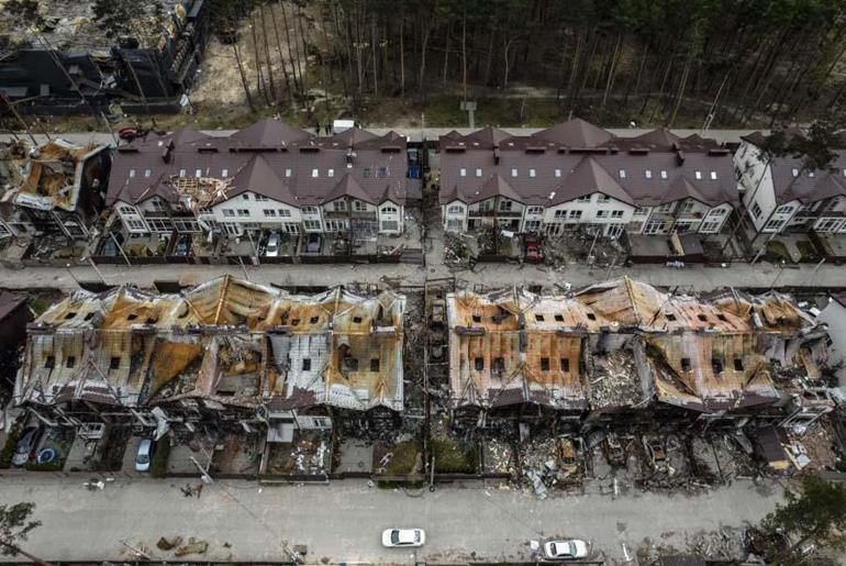 Rus askerlerinin çekildiği Gostomel’de geriye bir enkaz kaldı