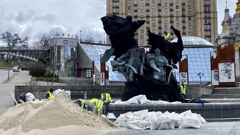 Kiev’in kurucuları heykeline kum torbalı koruma