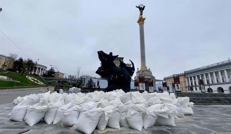 Kiev’in kurucuları heykeline kum torbalı koruma