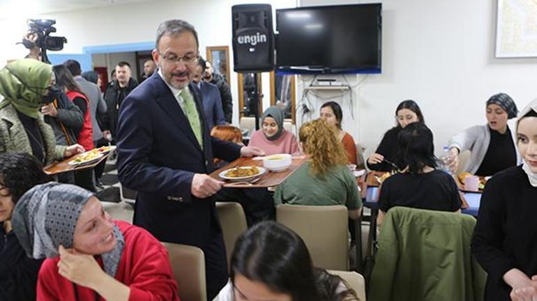 Bakan Kasapoğlu yurtta yemek sırasına girdi, öğrencilerle iftar açtı