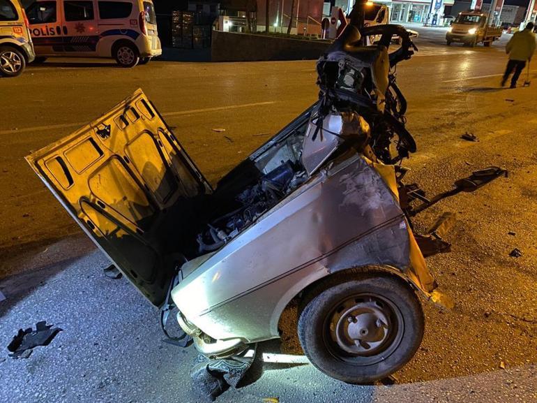 Sinopta korkunç kaza Araç paramparça oldu: 2 ölü, 2 yaralı