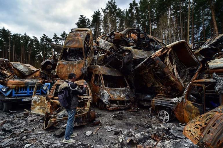 Ukrayna’nın Irpin kentinde Rusya'nın saldırılarında kullanılamaz hale gelen çok sayıda aracın boş bir arazide toplandığı görüntüler, savaşın şiddetini bir kez daha gözler önüne serdi.