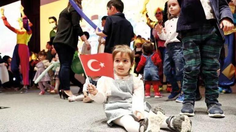 23 Nisan coşkusu yeniden sokaklarda Atatürk çocuklara armağan etti