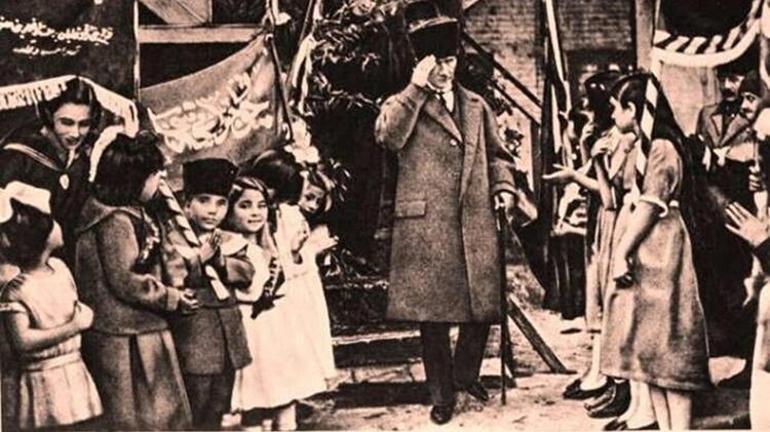 23 Nisan coşkusu yeniden sokaklarda Atatürk çocuklara armağan etti