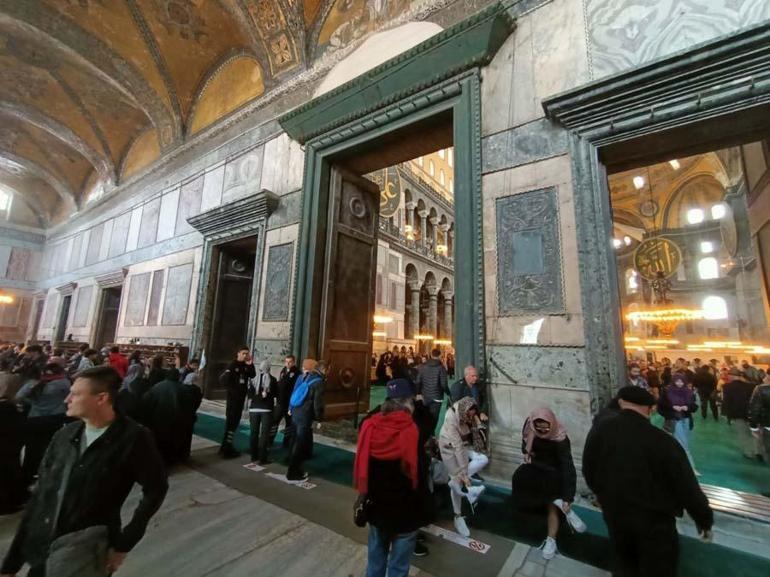 Kapı kemiren de var mozaik tozu için de Ayasofya Camisi’nin hurafelerle imtihanı...