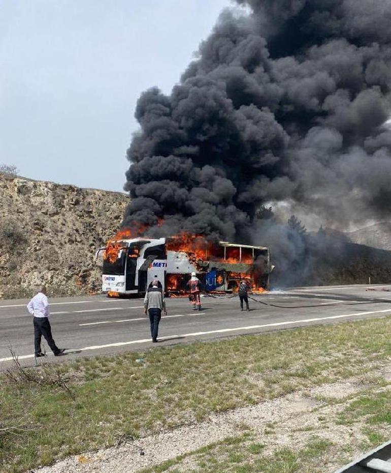 Yangın faciası Yolcu otobüsü alev alev yandı