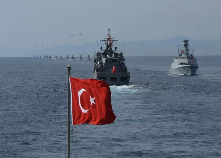 Türkiyenin hamlesi Yunanlıları  çıldırttı: Adaya Türk bayrağı dikildi