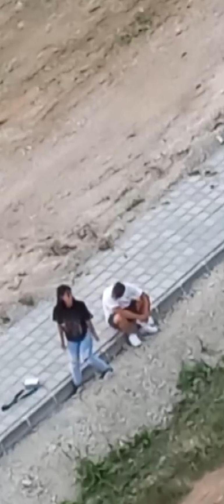 Genç kız, kaldırımda oturan erkeği tartaklayıp tokat attı