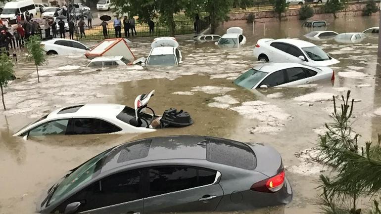 O ilimizde sel felaketi Araçlar su altında kaldı, meteoroloji uyarmıştı...