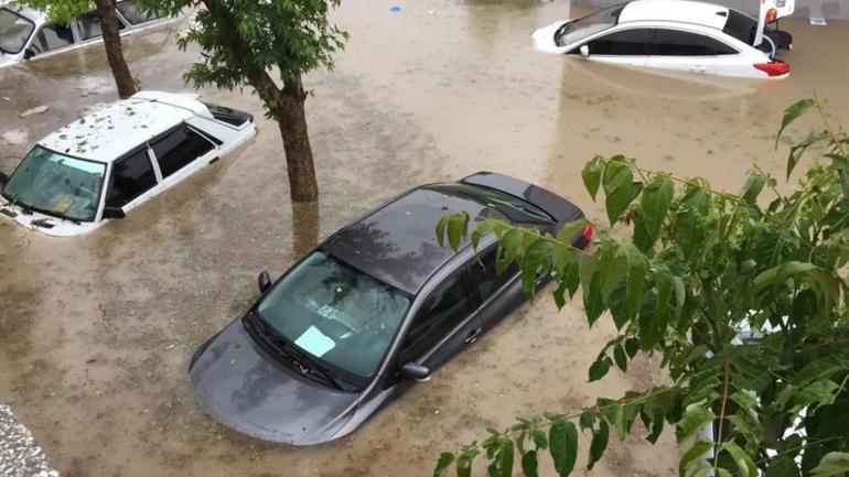 O ilimizde sel felaketi Araçlar su altında kaldı, meteoroloji uyarmıştı...