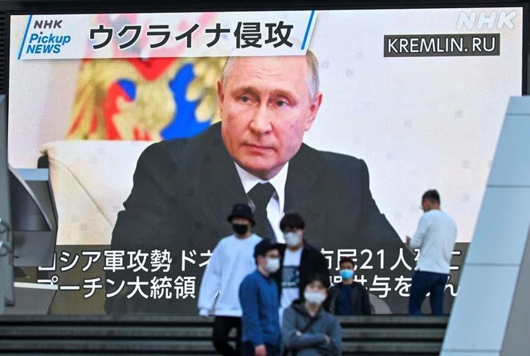 Rusya ile Japonya arasında devam eden Kuril Adaları sorunu Rusya’nın Ukrayna’ya saldırılarında Tokyo yönetiminin Ukrayna’ya destek vermesi ile zirveye ulaştı. Rusya Dışişleri Bakanlığı tarafından yapılan açıklamada, Rus karşıtı söylem ve politikaları nedeniyle Japonya Başbakanı Fumio Kishida’nın da dahil olduğu 63 Japon üst düzey yetkiliye yaptırım kararı alındığı duyuruldu. Yapılan açıklamada, “Fumio Kishida’nın yönetimi benzeri görülmemiş bir Rus karşıtı kampanya başlattı. Japonya, Rusya Federasyonu'na karşı iftira ve doğrudan tehditler de dahil olmak üzere kabul edilemez söylemlere izin veriyor. Bu, Batı'nın ülkemize yönelik tutumlarına tamamen önyargılı olan Japonya'nın tanınmış şahsiyetleri, uzmanları ve medya temsilcileri tarafından tekrarlanıyor. Tokyo, iyi komşuluk ilişkilerini ortadan kaldırmaya, Rus ekonomisine ve ülkemizin uluslararası prestijine zarar vermeye yönelik pratik adımlar atıyor” denildi. Açıklamanın ardından 63 kişiye yaptırım uygulanarak ülkeye giriş yasağı konulduğu ifade edilirken listede, Japonya Başbakanı Fumio Kishida, Japonya Savunma Bakanı Nobuo Kishi, Japonya Maliye Bakanı Shunichi Suzuki ve Japonya Adalet Bakanı Yoshihisa Furukawa’nın yanı sıra siyasi parti liderleri, Japon ordusunun üst düzey kademesinden yetkililer, diplomatlar, iş adamları, öğretim görevlileri ve medya temsilcileri yer aldı.